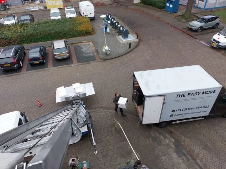 eindhoven moving lift in Eindhoven with boxes on the platform and movers taking them into a moving van.